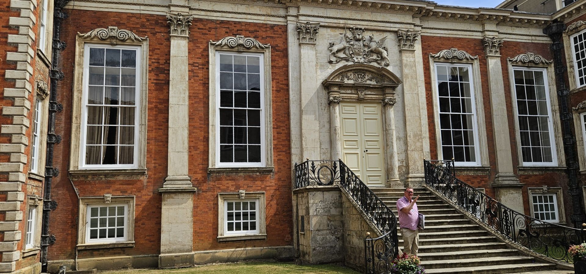 Kimbolton Castle inner courtyard.jpg